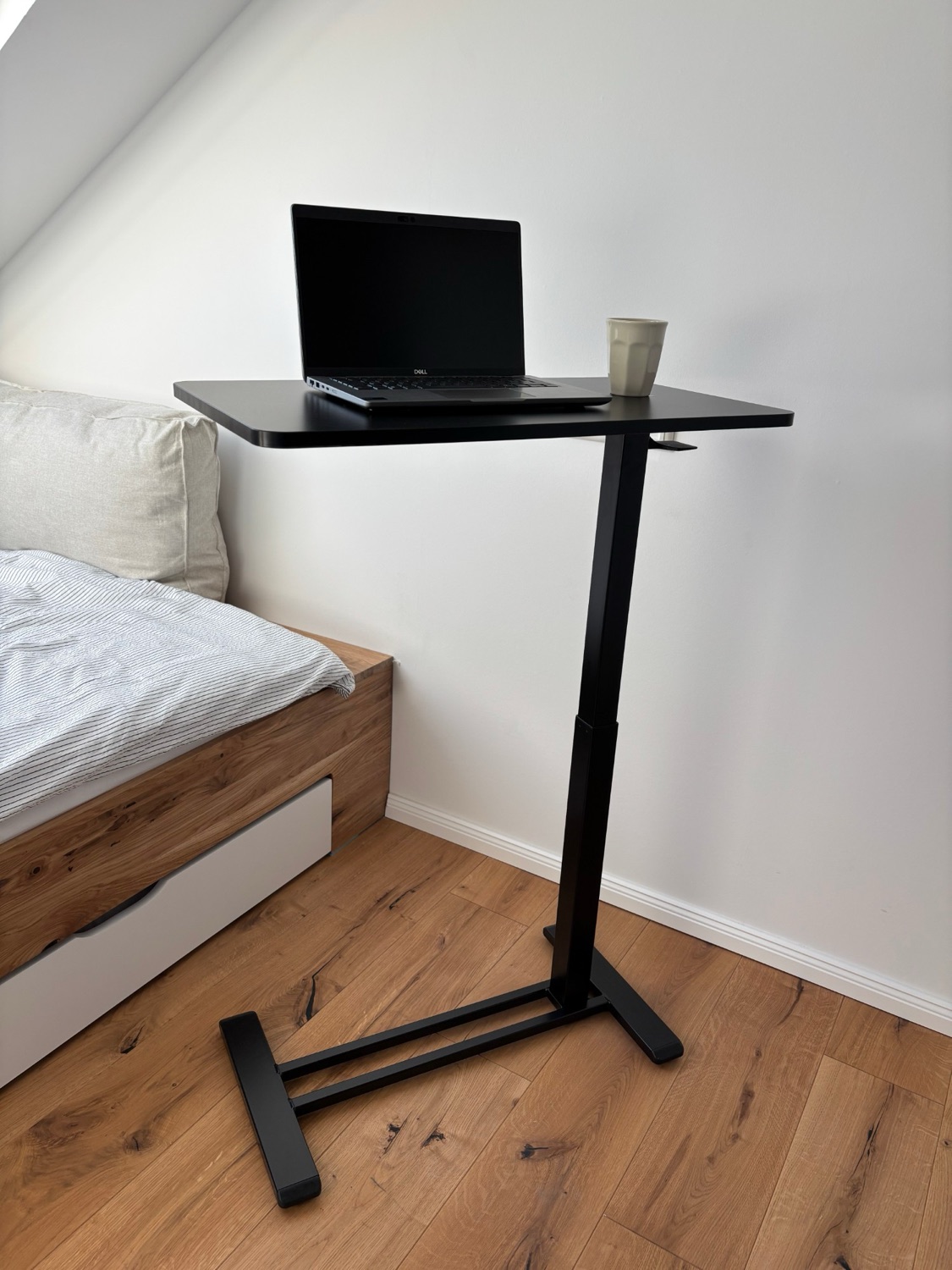 Höhenverstellbarer Steh-Schreibtisch in der Ferienwohnung Hygge